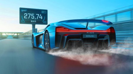 Illustration de l'hypercar Nevera de Mate Rimac atteignant une vitesse impressionnante en marche arrière.
