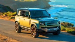 Illustration de la transformation électrique du Land Rover Defender 110 avec une motorisation Tesla et un design urbain modernisé.