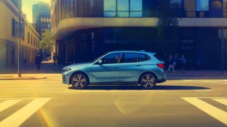 Illustration de la BMW Serie 1 2025 dans un environnement urbain moderne