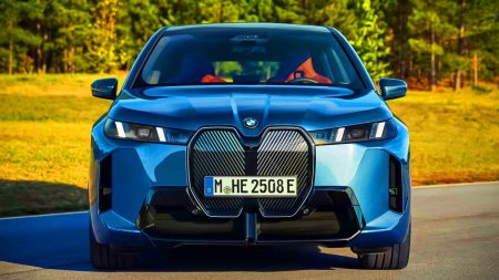Illustration de la BMW iX 2026 sur une rue urbaine moderne, mettant en avant son design et sa technologie avancée.