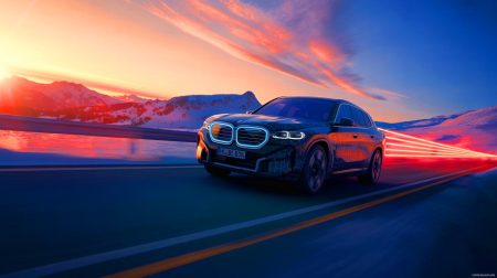 Illustration de la BMW iX5 Hydrogen parcourant les paysages pittoresques de la vallée de la Loire