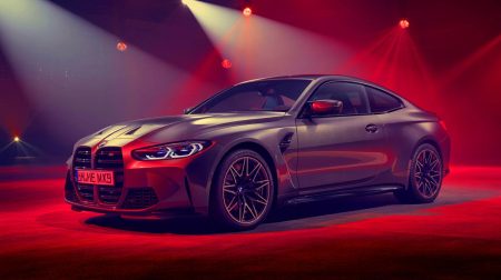 Illustration de la BMW M4 CS Edition VR46 sur une route pittoresque en Italie