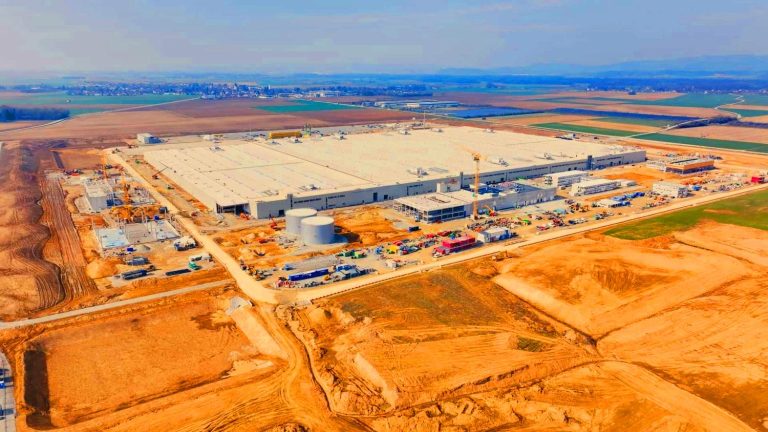 La construction secrète : BMW propulse l&rsquo;industrie vers un avenir électrique avec cette usine énigmatique en Bavière
