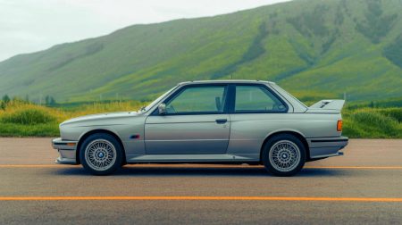 Illustration de la BMW M3 E30 Sport Evolution de 1990 dans un cadre extérieur captivant