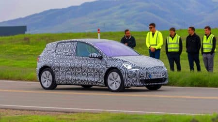 Illustration de la rumeur autour du prototype Tesla abordable en pleine vitesse sur circuit. Image réalisée par IA.