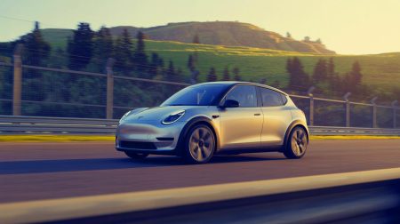Illustration de la possible future Tesla abordable, capturée sur un circuit de test. Image réalisée par IA.