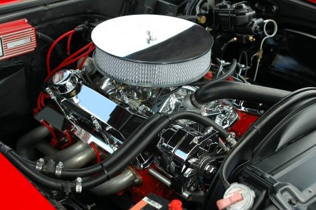 4 conseils pour choisir une pièce auto de qualité sans se ruiner Detailed view of a polished, high-performance car engine showcasing chrome detailing and intricate mechanics.
