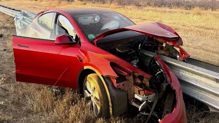 Tesla percée de part en part « ce n’est même pas la partie la plus folle » ce témoignage choque et divise les amateurs comme les détracteurs de la marque électrique
