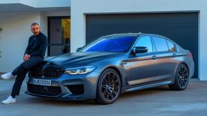 Illustration de Karim Benzema posant fièrement à côté de sa nouvelle BMW M5 dans un garage luxueux.