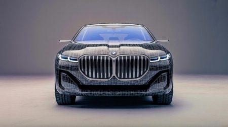 Illustration de la nouvelle BMW i3 et de la Tesla Model 3 dans un cadre urbain moderne