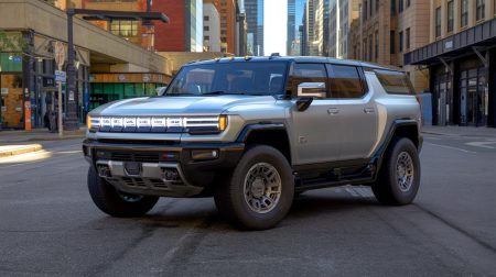 Illustration de la dépréciation spectaculaire du GMC Hummer EV sur le marché des véhicules électriques, générée par intelligence artificielle.
