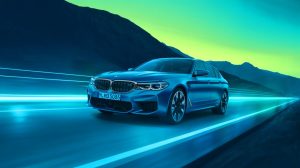 Illustration de la BMW M5 G90 hybride sur une rue animée de la ville
