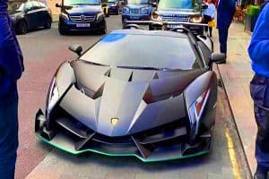 Illustration de la Lamborghini Veneno Roadster captivant la foule dans les rues de Londres