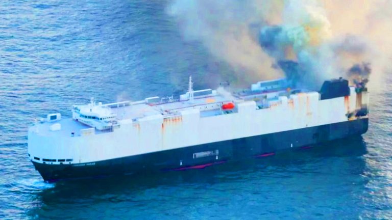 Vidéo : Le naufrage du Morning Midas engloutit 3 000 véhicules chinois et cause un séisme industriel de 559 millions d’euros