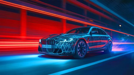 Illustration de la future BMW M3 électrique dans un environnement urbain moderne.