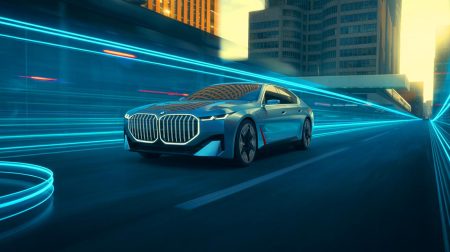 Illustration de la berline électrique BMW iM3 sur une route panoramique
