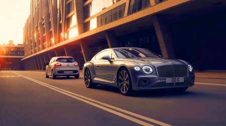 Illustration de la Bentley Continental GT de 2005 affichant un kilométrage exceptionnel de 828 000 kilomètres.