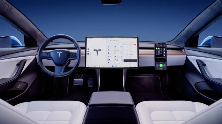 Illustration de l'absence d'Apple CarPlay dans les véhicules Tesla, générée par intelligence artificielle.