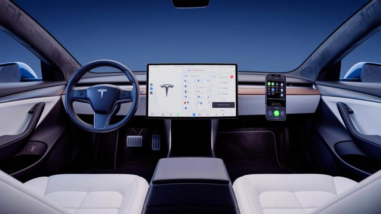 Tesla refuse violemment Apple CarPlay pour garder un contrôle absolu, misant sur son écosystème maison ultra-puissant et des mises à jour continues