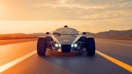 Illustration de l'Ariel Atom 4RR en pleine course sur circuit, mettant en valeur son design aérodynamique et ses performances exceptionnelles.