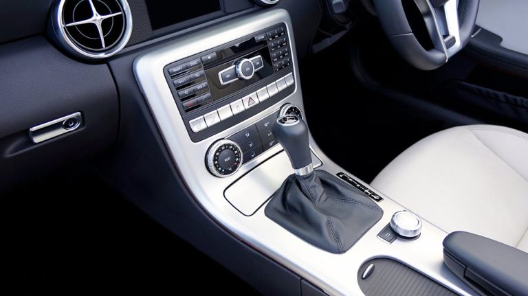 Guide pratique : bien choisir son tapis auto pour BMW en conciliant style, confort et sécurité