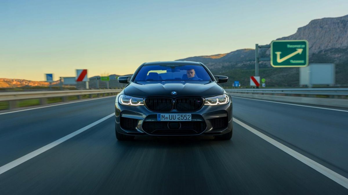 BMW M5 sur l’autoroute, « rouler à 310 km/h c’est devenu banal » pour ce conducteur qui s’affiche sans complexe et scandalise la France Illustration de la BMW M5 Competition atteignant des vitesses extrêmes sur autoroute allemande.