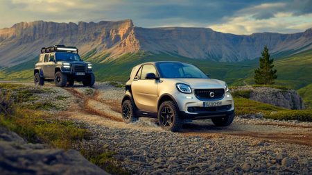 Illustration de la transformation audacieuse d'une Smart Fortwo en buggy turbo puissant et personnalisé.