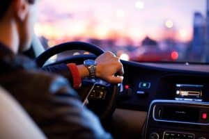 Assurance auto : comment éviter les pièges et faire le bon choix dès le départ man driving a car wearing wrist watch