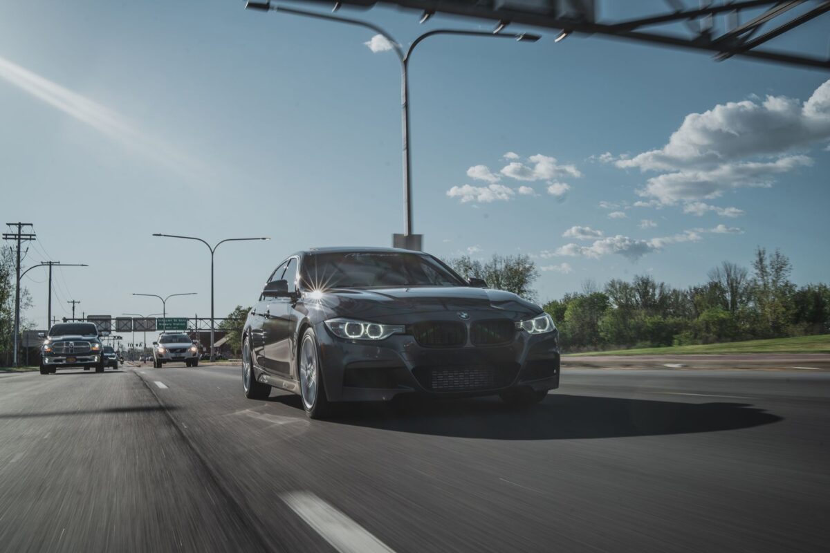 Assurer sa BMW quand on est jeune conducteur : les repères pour payer le juste prix