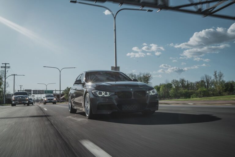 Assurer sa BMW quand on est jeune conducteur : les repères pour payer le juste prix
