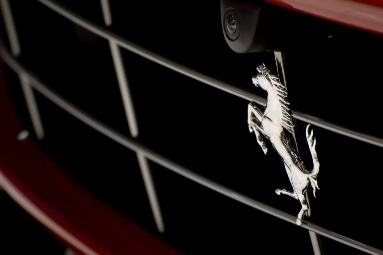 Les chevaux cabrés de Ferrari et Porsche n’ont aucun lien