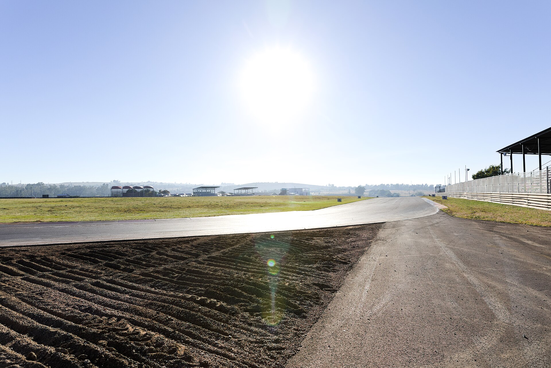 Piste de circuit vide au petit matin face au soleil
