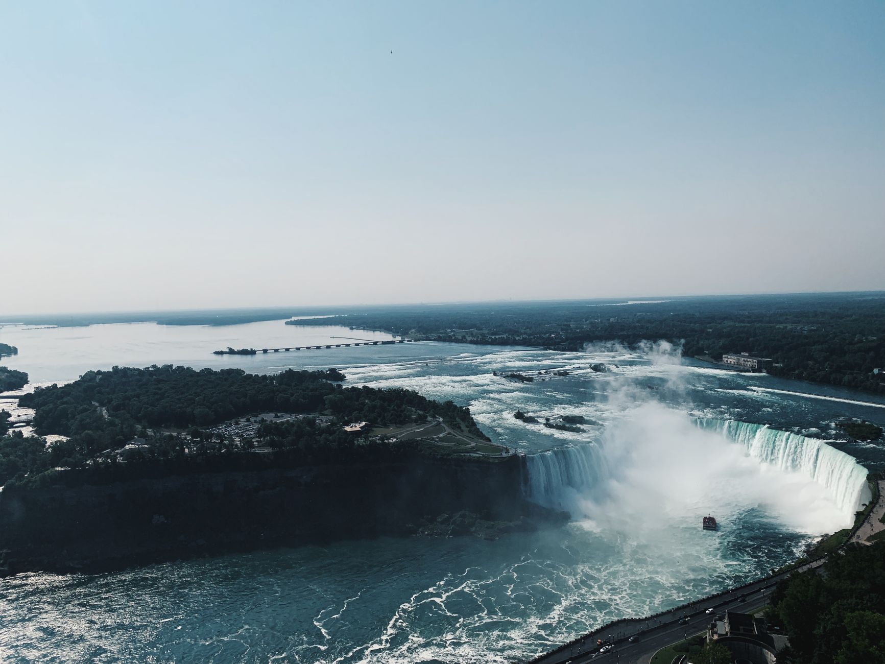 Vue aérienne des chutes du Niagara et de la rivière
